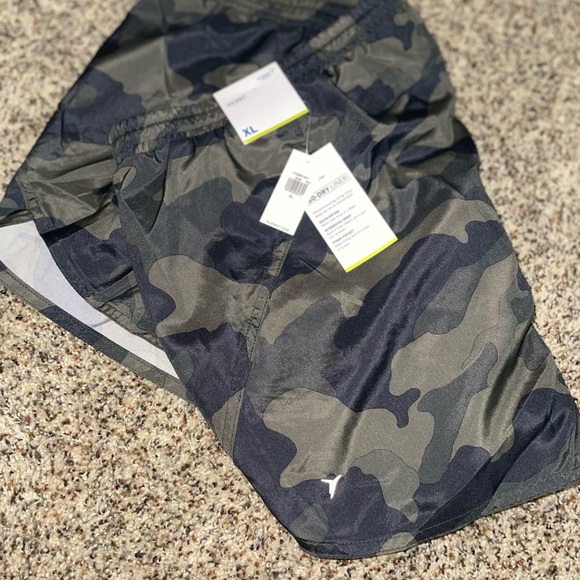 SOLD ON FB - 🆕 Old Navy Active camo shorts - Picture 8 of 9